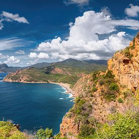 Kustlandschap van het eiland Corsica in de Middellandse Zee. Panoramafoto. van Voss Fine Art Fotografie