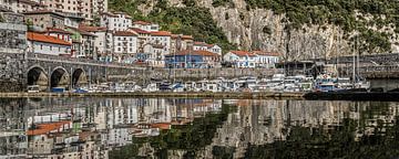 Le port intérieur d'Elantxobe, sur la côte nord de l'Espagne, possède un pittoresque affleurement. sur Harrie Muis