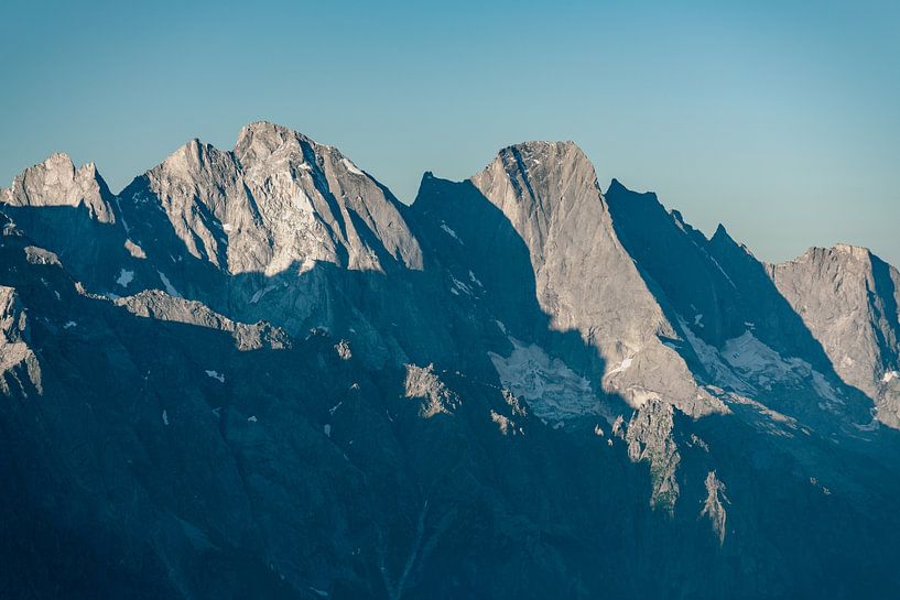 Uitzicht op de bergen van Pizzo Cengalo en Piz Badile van Leo Schindzielorz