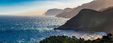 Panorama uitzicht op prachtige kustlijn zonsondergang op Mallorca van Alex Winter