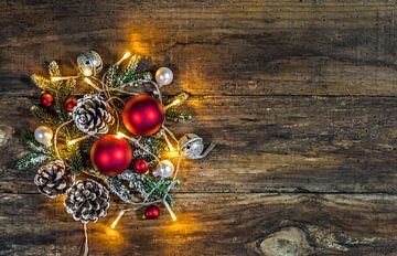 Natuurlijke kerstdecoratie met rode en witte kerstballen, dennentakken, dennenappels van Alex Winter