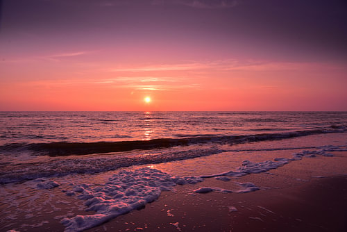 Coucher de soleil au bord de la mer sur Arno Wolsink