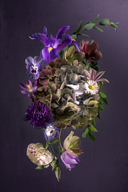 Lila Blumenstrauß – Fine-Art-Blumenfotografie von Sandra Hazes