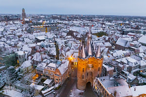 Das alte Stadttor von Zwolle Sassenpoort an einem kalten Wintermorgen