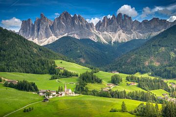 Santa Maddalena in de Italiaanse Dolomieten met Odle Geisler Massief op de Achtergrond van Antwan Janssen