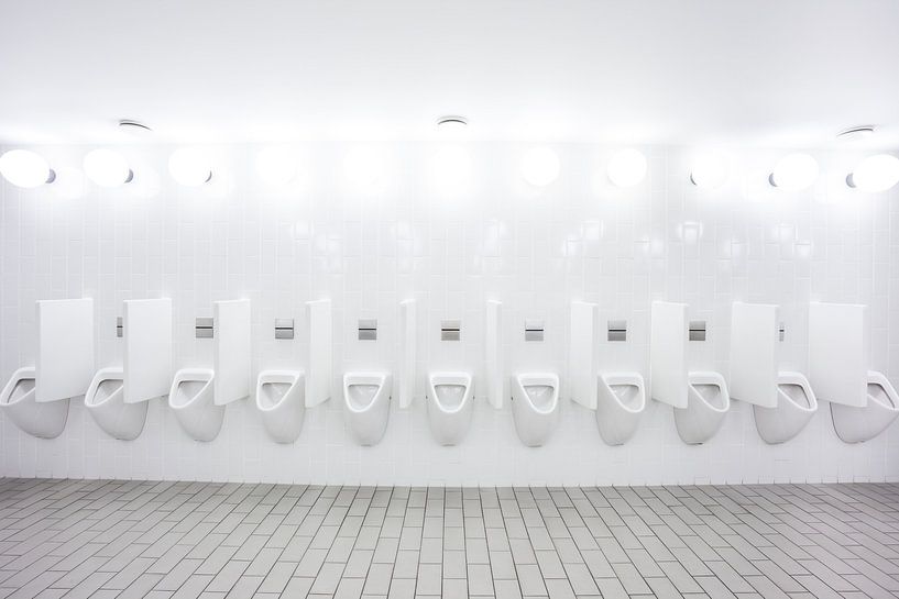 Urinoirs dans les toilettes pour hommes par Marcel Derweduwen