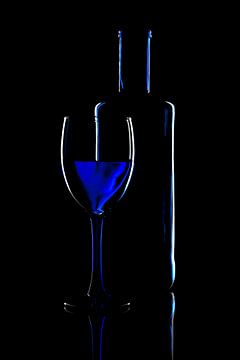 Abstracte foto met een glas en een wijnfles op zwart achtergrond van Jolanda Aalbers