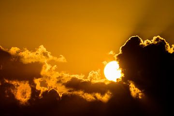 Wolken met zilveren rand tijdens zonsondergang van Sjoerd van der Wal Fotografie