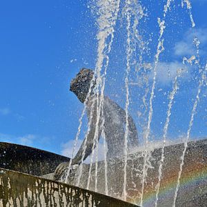 Rhythmische Wasserdynamik mit Regenbogen in Catania