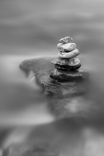 Minimalistisch stenen in de rivier