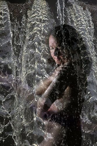 vrouw onder waterval