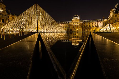 Reflectie van het Louvre in het water