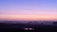 Mist bedekt de duinen en de bomen op Terschelling tijdens het schemerlicht van Alex Hamstra thumbnail