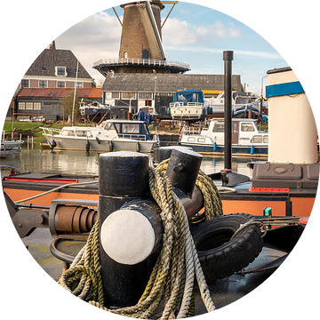 Touwen van een boot met de windmolen op de achtergrond in Wijk bij Duursteden van Jolanda Aalbers