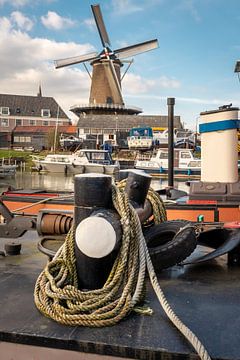 Touwen van een boot met de windmolen op de achtergrond in Wijk bij Duursteden van Jolanda Aalbers