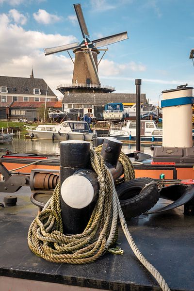 Cordes d'un bateau avec le moulin à vent en arrière-plan à Wijk bij Duursteden par Jolanda Aalbers