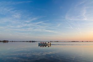 Roeiboot op het water in Oudega von Richard van der Zwan