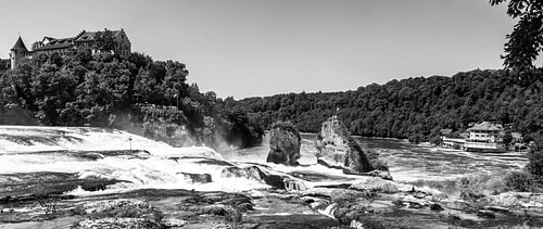 Panorama Schwarzweiss Rheinfall mit Mittelfelsen und Schloss Laufen und Schlössli Wörth
