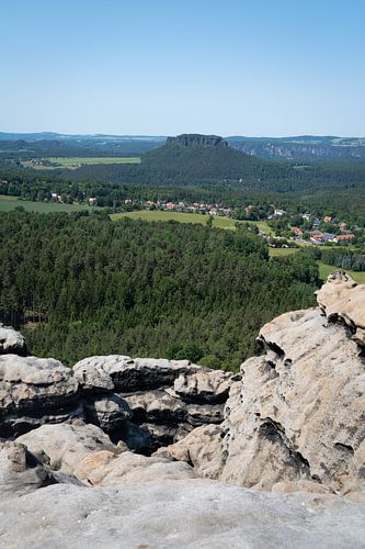 Zandstenen rotsen, bos en de Lilienstein
