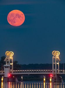 Vollmond in einer Sommernacht über der IJssel in Kampen