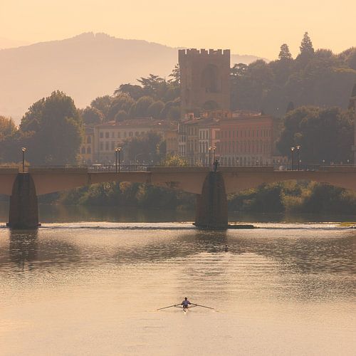 Ochtendlicht over de Arno river in Florence, Italië
