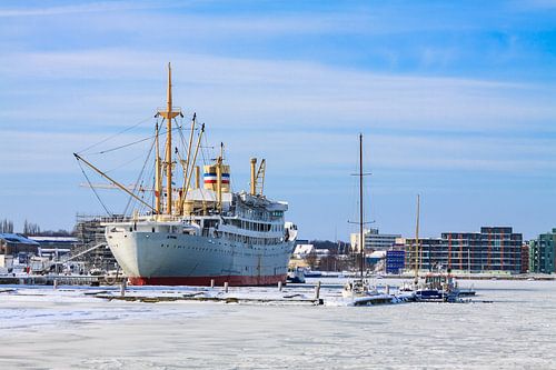 Ein Schiff im Stadthafen von Rostock