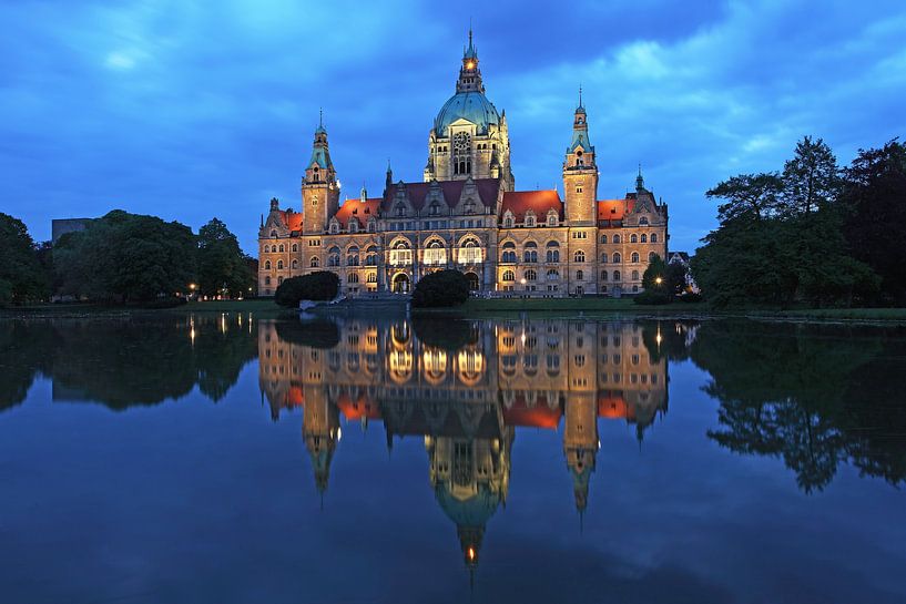 New Town Hall (Hanover) at blue hour by Frank Herrmann