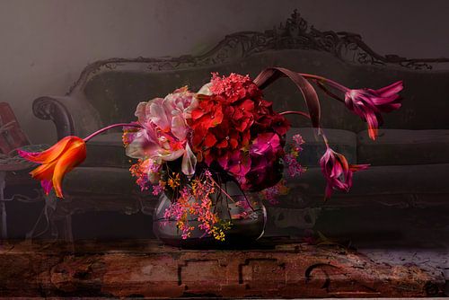 Hortensie mit orange-roten Tulpen shabby chic