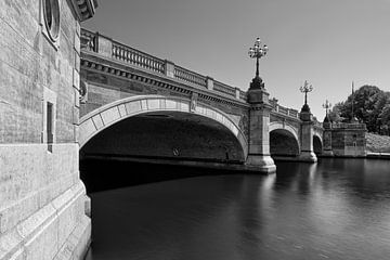 De Lombardbrug in Hamburg - Tijdloze zwart-wit fotografie van Rolf Schnepp