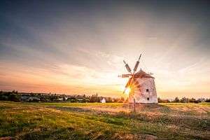 Paysage en Hongrie Pusta avec un moulin à vent sur Fotos by Jan Wehnert