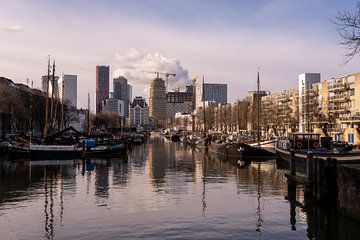Blick auf den alten Teil des Oudehavens mit Booten am Morgen in Rotterdam, die Niederlande
