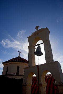Kerkklok bij een kapelletje op Kreta, Griekenland van Coos Photography