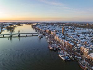 Kampen Stadtansicht am Fluss IJssel während eines kalten Wintersonnenaufgangs