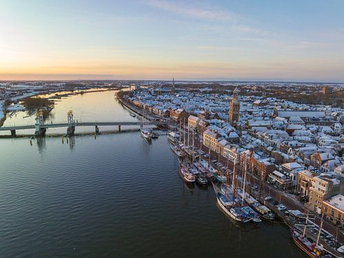 Kampen aan de IJssel tijdens een koude winterzonsopgang