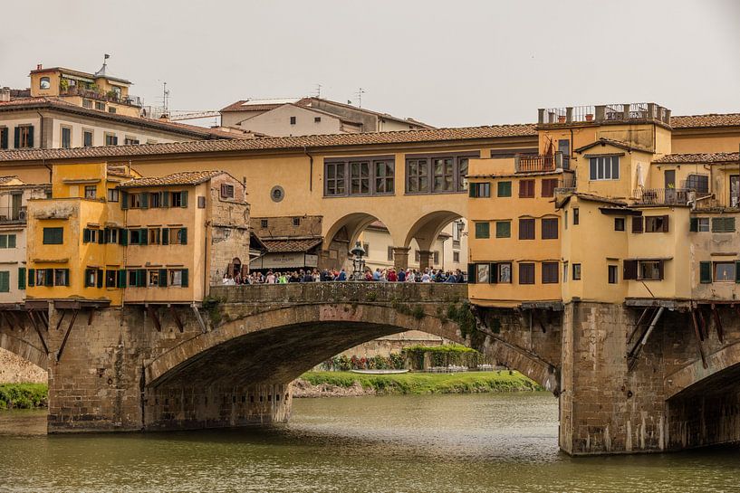 Ponte Vecchio (Vecchio brug) in Florence , Italy van Joost Adriaanse