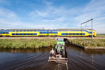 De trein in het Nederlandse landschap: Oostzaan van John Verbruggen
