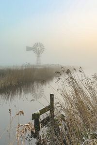Amerikanische Windmühle im Nebel