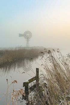 Moulin à vent américain dans le brouillard