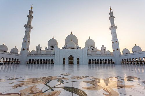 Sunset at the Sheikh Zayed Grand Mosque in Abu Dhabi, United Arab Emirates