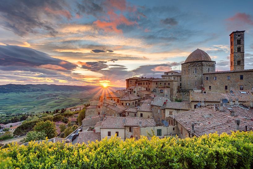 Volterra in der Toskana von Michael Valjak