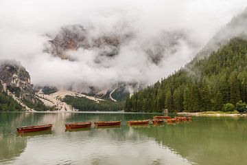 Lago di Braies dans les Dolomites. sur Menno Schaefer