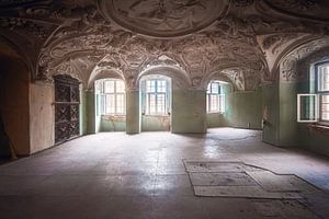 Wunderschön dekorierte verlassene Decke.