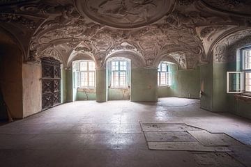 Plafond abandonné joliment décoré.