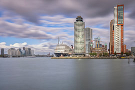 Die Skyline von Rotterdam prägt das Stadtbild von Zuid von Ilya Korzelius