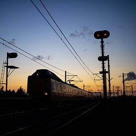 Een Intercity tussen Weesp en Diemen net na zonsondergang van Stefan Verkerk