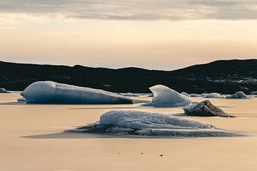 Drijvende ijsschotsen in een IJslands meer van Sophia Eerden