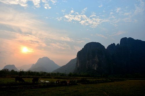 Sérénité au lever du soleil à Vang Vieng