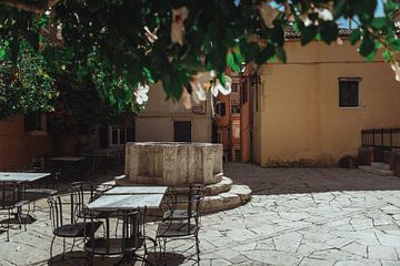 Place grecque dans la ville de Corfou | Photographie de voyage tirage photo d'art | Grèce, Europe sur Sanne Dost