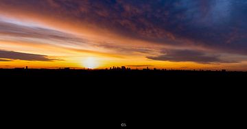Panorama of Sunrise sky and skyline Den Haag van Chandu Srirangam