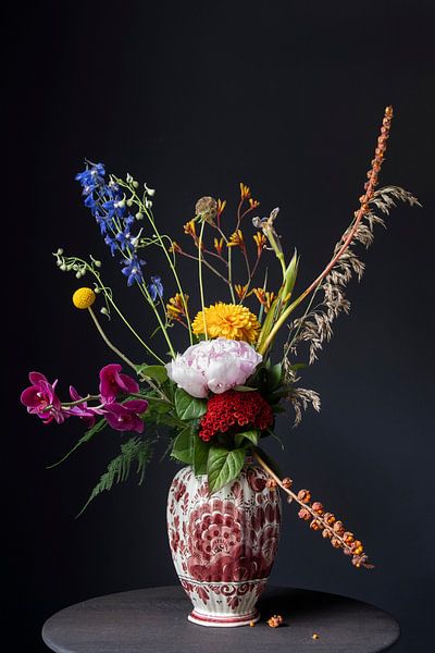Pluk bouquet in Delft red vase by Affect Fotografie